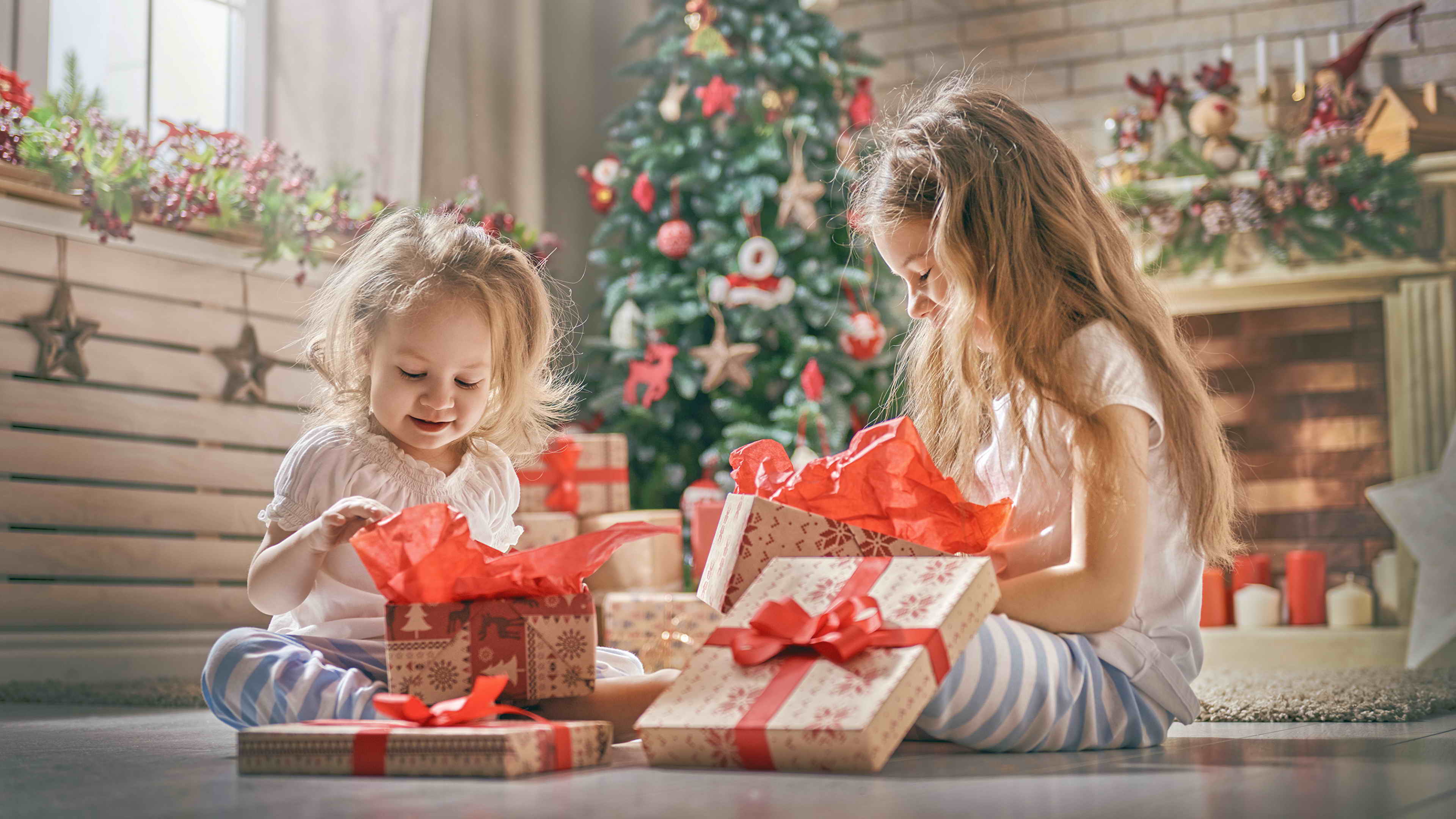 Рождество дарит подарки. Детям о Рождестве. Подарки под ёлкой. Подарки для детей. Новогодние подарки для девочек.